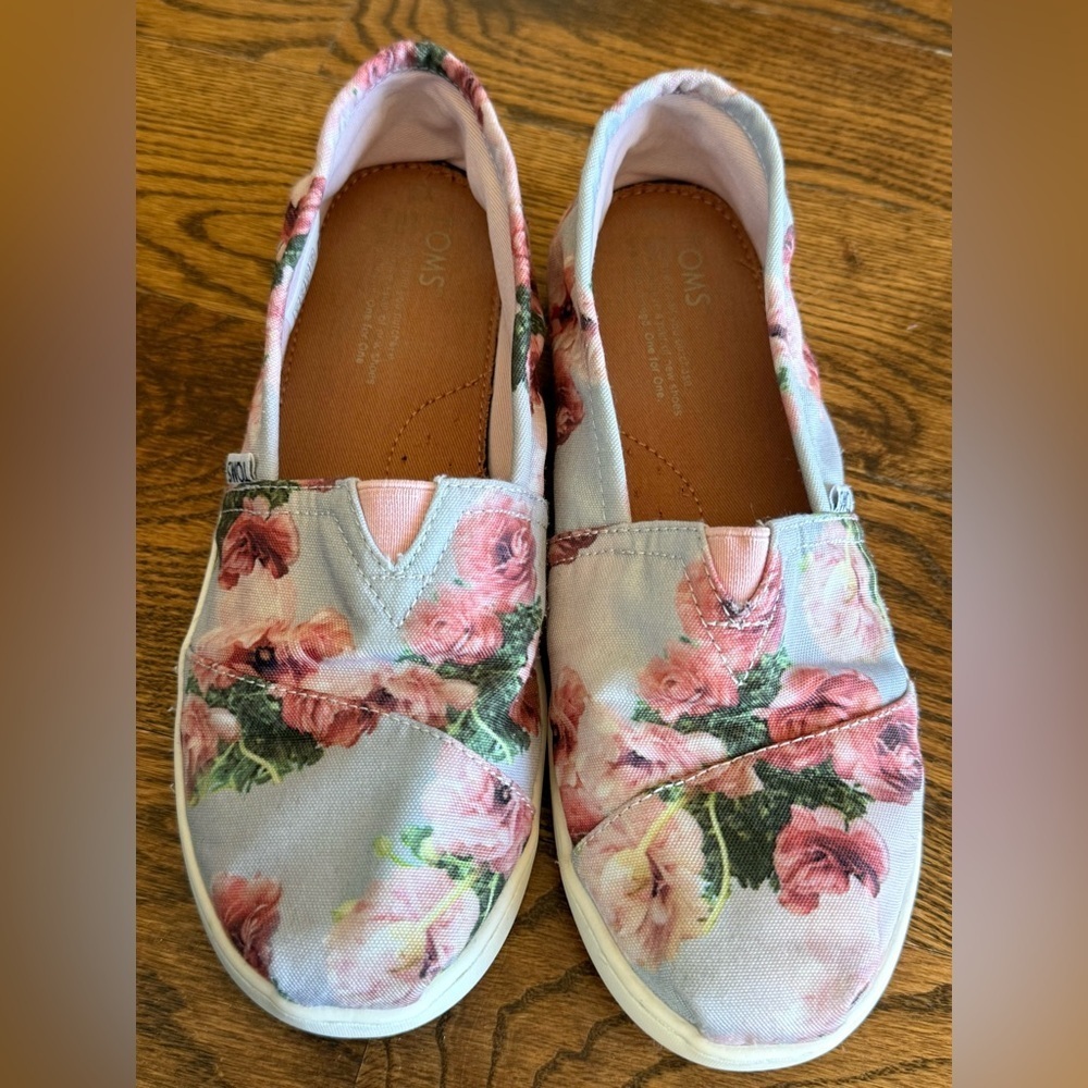 TOMS Floral Print Slip-On Flats | Youth Girls Size 5 | Soft Blue Canvas Shoes